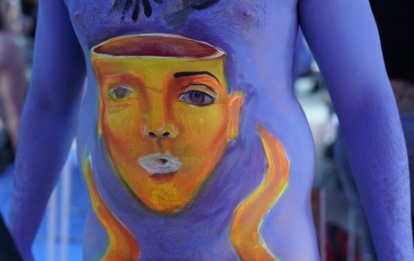 A man gets his body painted during the 7th annual NYC Bodypainting Day in Times Square 24 July 2020. Put on by artist Andy Golub and the Human Connection Arts organisation, this year's theme is Vision. - Sputnik International