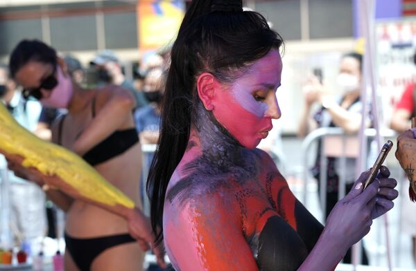 Luna Pandora gets her body painted during the 7th annual NYC Bodypainting Day in Times Square 24 July 2020. Put on by artist Andy Golub and the Human Connection Arts organisation, this year's theme is Vision. - Sputnik International