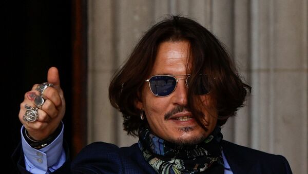 Actor Johnny Depp gestures as he arrives at the High Court in London, Britain July 24, 2020.  - Sputnik International