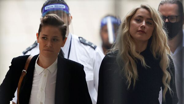 Amber Heard (right) arrives at the High Court with her girlfriend Bianca Butti - Sputnik International