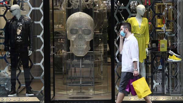 A man wearing a protective face mask walks down New Bond Street, as the spread of the coronavirus disease (COVID-19) continues, in London, UK, 24 July 2020 - Sputnik International
