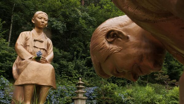 A statue symbolising Japanese Prime Minister Shinzo Abe taking a deep bow to comfort woman is pictured at Korea Botanic Garden in Pyeongchang, South Korea, 28 July 2020.   - Sputnik International