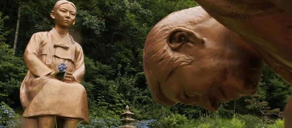 A statue symbolising Japanese Prime Minister Shinzo Abe taking a deep bow to comfort woman is pictured at Korea Botanic Garden in Pyeongchang, South Korea, 28 July 2020.   - Sputnik International