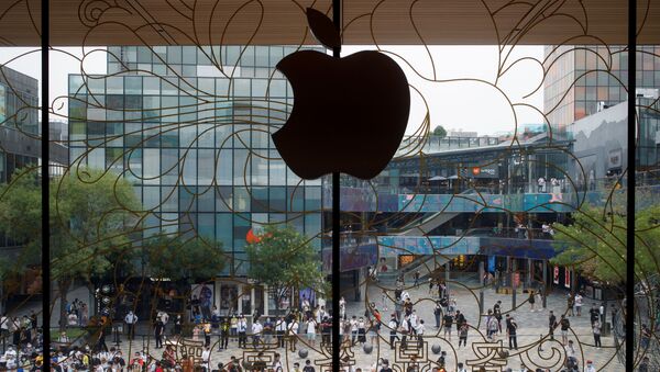 People line up outside the new Apple flagship store on its opening day following an outbreak of the coronavirus disease (COVID-19) in Sanlitun in Beijing, China, July 17, 2020 - Sputnik International
