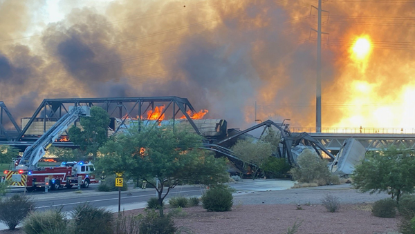 Major Fire Sparked by Train Derailment in Arizona  - Sputnik International