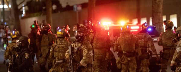 Federal law enforcement officers close a street downtown Federal law enforcement officers close a street downtown - Sputnik International