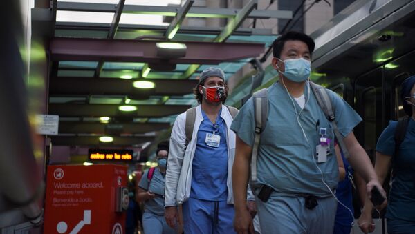 Healthcare workers walk through the Texas Medical Center during a shift change as cases of the coronavirus disease (COVID-19) spike in Houston, Texas, U.S., July 8, 2020.  - Sputnik International