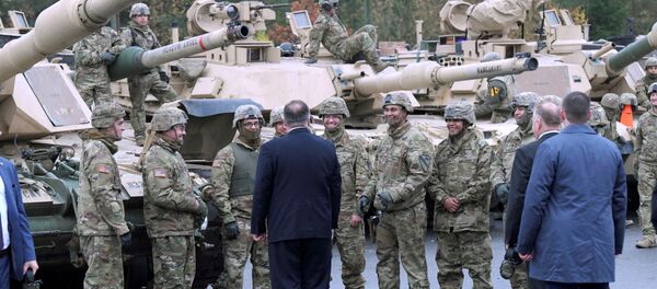 U.S. Secretary of State Mike Pompeo speaks with U.S. soldiers based in Grafenwoehr, Germany November 7, 2019. - Sputnik International