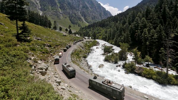 FILE PHOTO: An Indian Army convoy moves along a highway leading to Ladakh, at Gagangeer in Kashmir's Ganderbal district on 18 June 2020. - Sputnik International