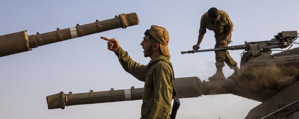 Israeli soldiers work on tanks in the Israeli-controlled Golan Heights near the border with Syria and not far from Lebanon's border on 28 July 2020.  - Sputnik International
