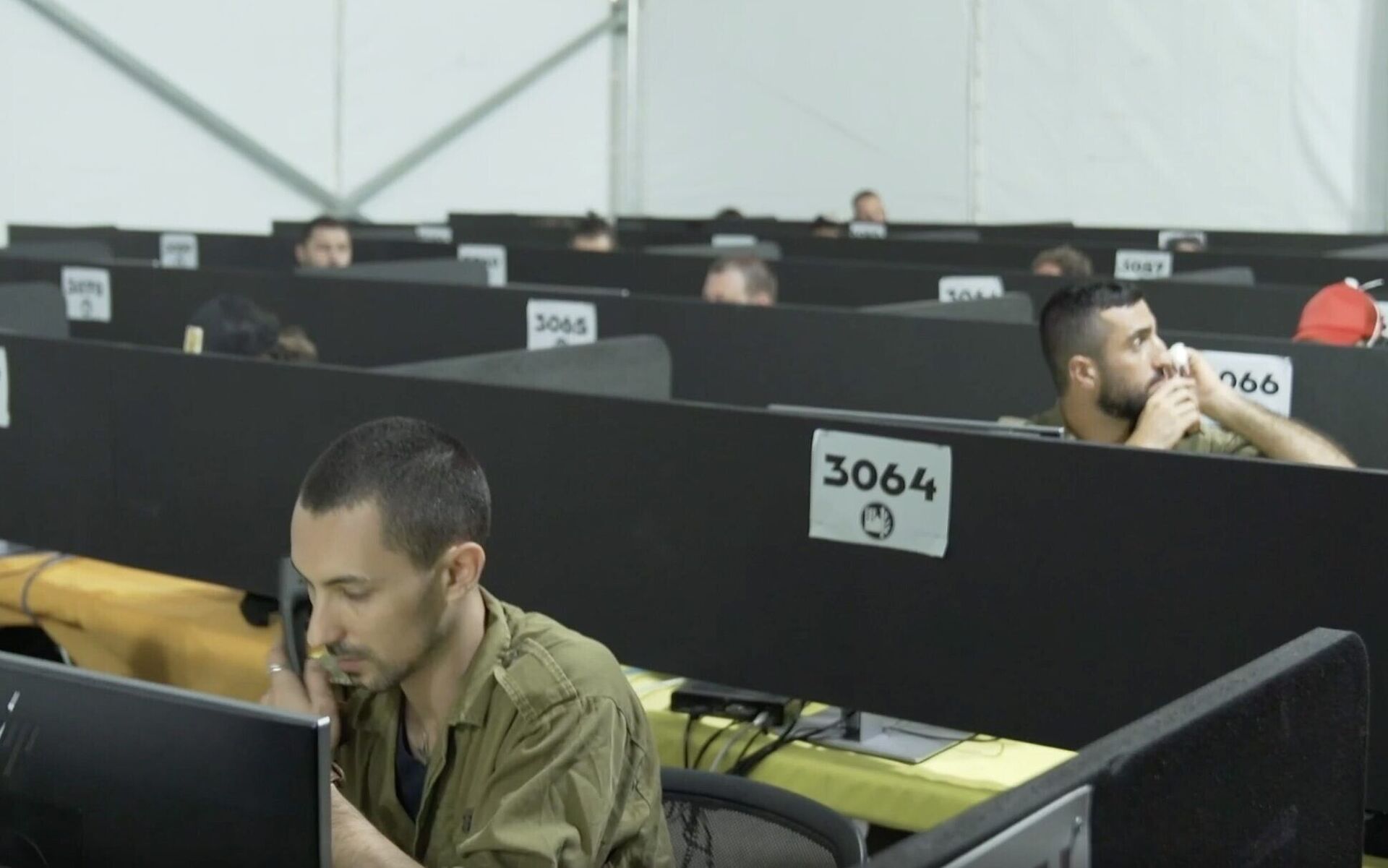   In a video released by the Israel Defense Forces on July 29, 2020, soldiers man the phones at the IDF Home Front Command's headquarters during a visit by coronavirus czar Prof. Ronni Gamzu  - Sputnik International, 1920, 07.09.2021