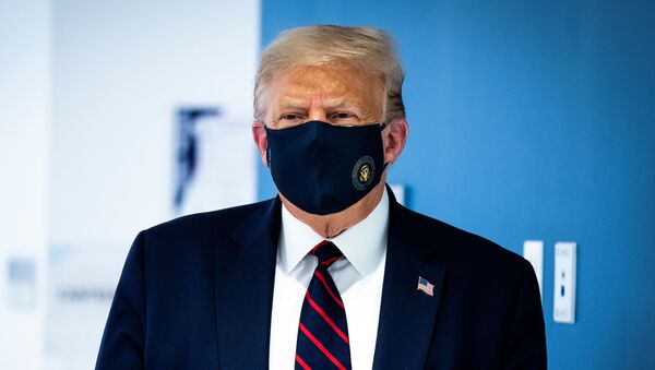 U.S. President Donald Trump wears a protective face mask as he watches as a patient donate plasma at the American Red Cross National Headquarters in Washington, U.S., July 30,  2020 - Sputnik International