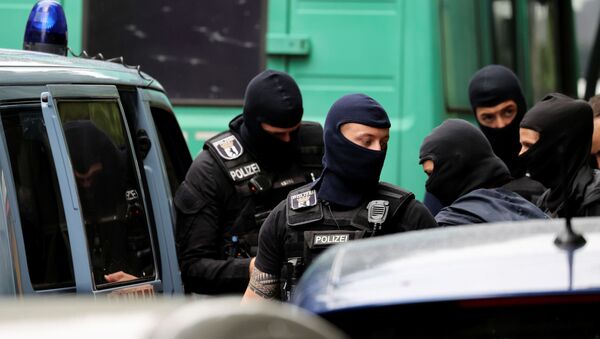 Police officers gather outside during a raid in an apartment building at Kreuzberg district in Berlin, Germany, July 15, 2020.  - Sputnik International