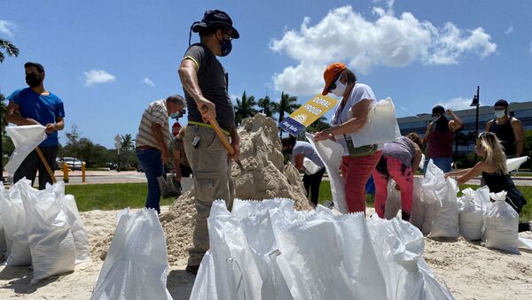 Residents fill and collect sand bags before the expected arrival of Hurricane Isaias in Doral, Florida, U.S. July 31, 2020.  REUTERS/Liza Feria - Sputnik International