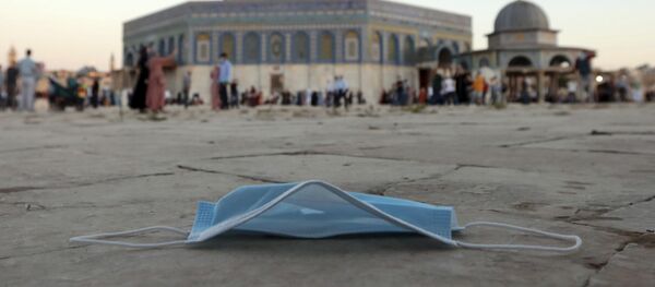 Выброшенная защитная маска для лица на фоне мечети старом городе Иерусалима - Sputnik International