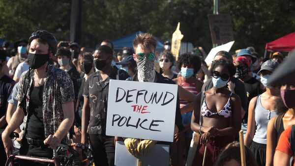 Activists hold a rally calling for the defunding of police in the Lawndale neighborhood on July 24, 2020 in Chicago, Illinois. The annual budget for the Chicago Police Department is more than $1.6 billion. - Sputnik International