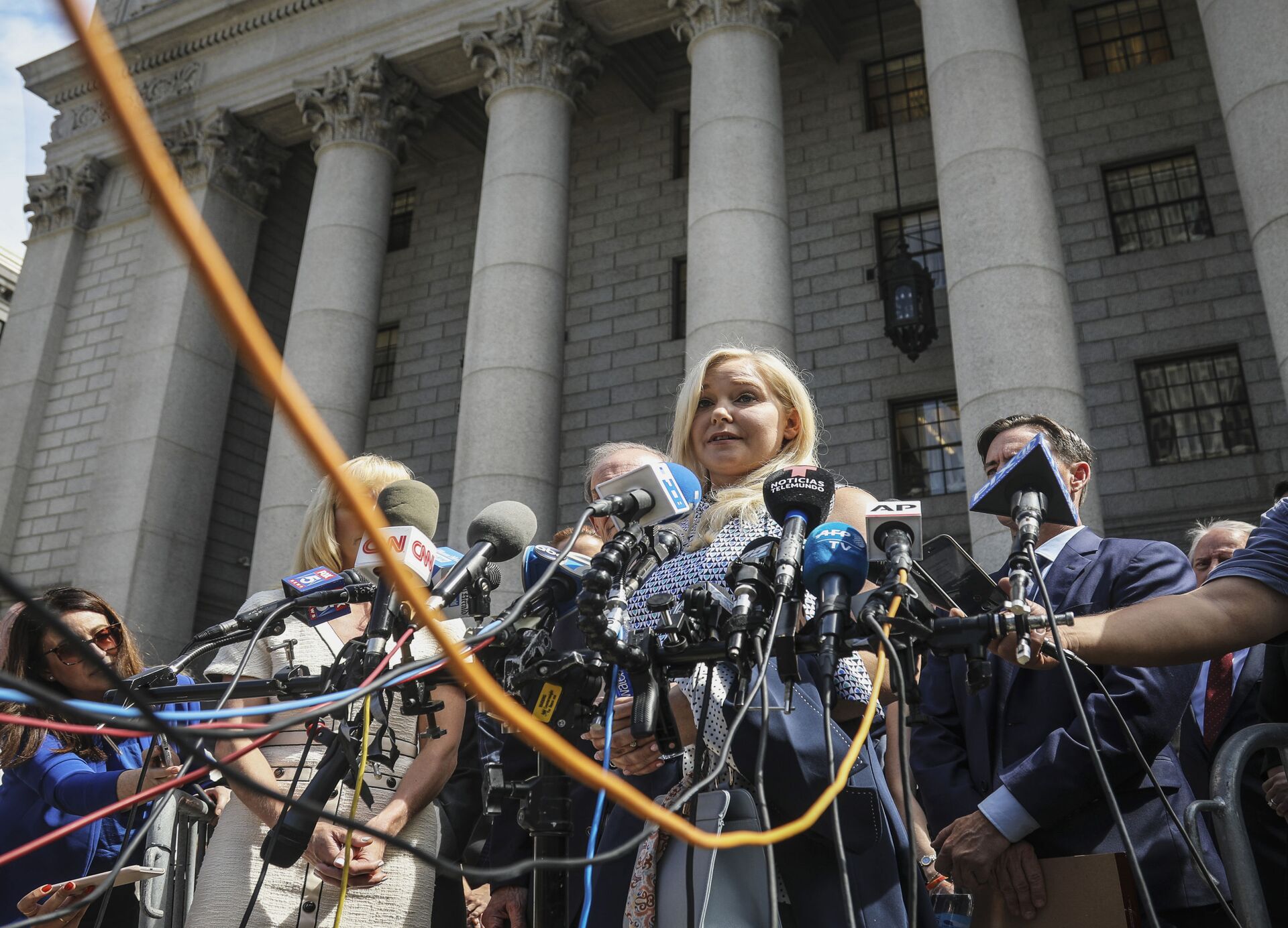 Virginia Roberts Giuffre, center, who says she was trafficked by sex offender Jeffrey Epstein, holds a news conference outside a Manhattan court - Sputnik International, 1920, 27.02.2022