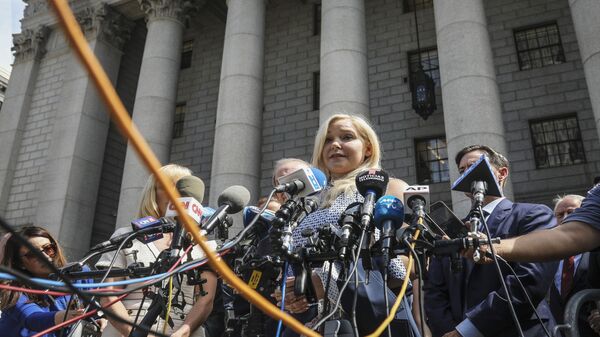 Virginia Roberts Giuffre, center, who says she was trafficked by sex offender Jeffrey Epstein, holds a news conference outside a Manhattan court - Sputnik International