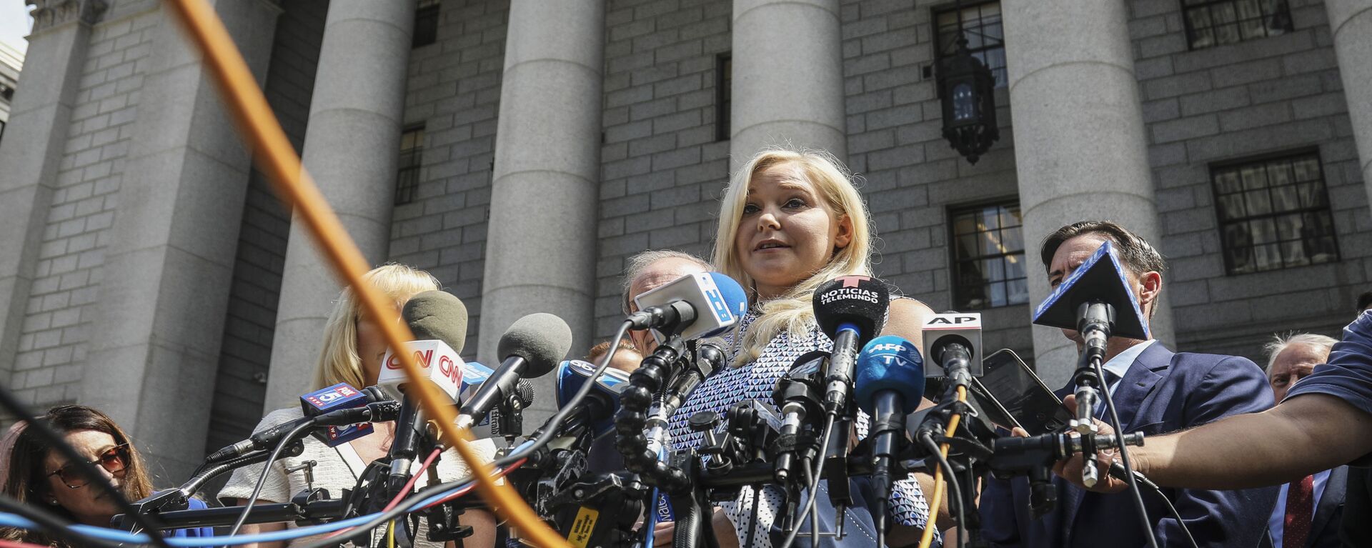 Virginia Roberts Giuffre, center, who says she was trafficked by sex offender Jeffrey Epstein, holds a news conference outside a Manhattan court - Sputnik International, 1920, 10.08.2021