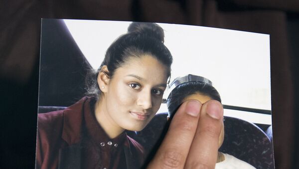 In this file photo taken on February 22, 2015 Renu, eldest sister of missing British girl Shamima Begum, holds a picture of her sister while being interviewed by the media in central London, on February 22, 2015 - Sputnik International