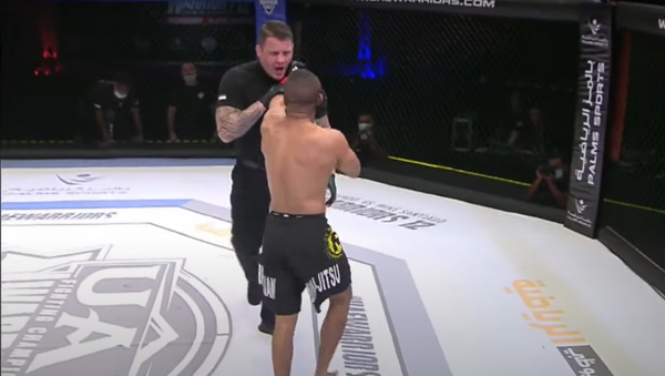 Screenshot of the video showing MMA fighter Ahmad Al Darmaki attacking the referee Marc Goddard at UAE Warriors 12 - Sputnik International