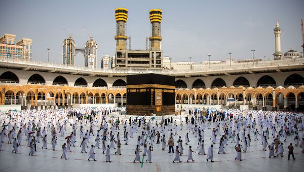 A handout picture provided by Saudi Ministry of Media on July 31, 2020 shows pilgrims circumambulating around the Kaaba, the holiest shrine in the Grand mosque in the holy Saudi  city of Mecca. - Sputnik International