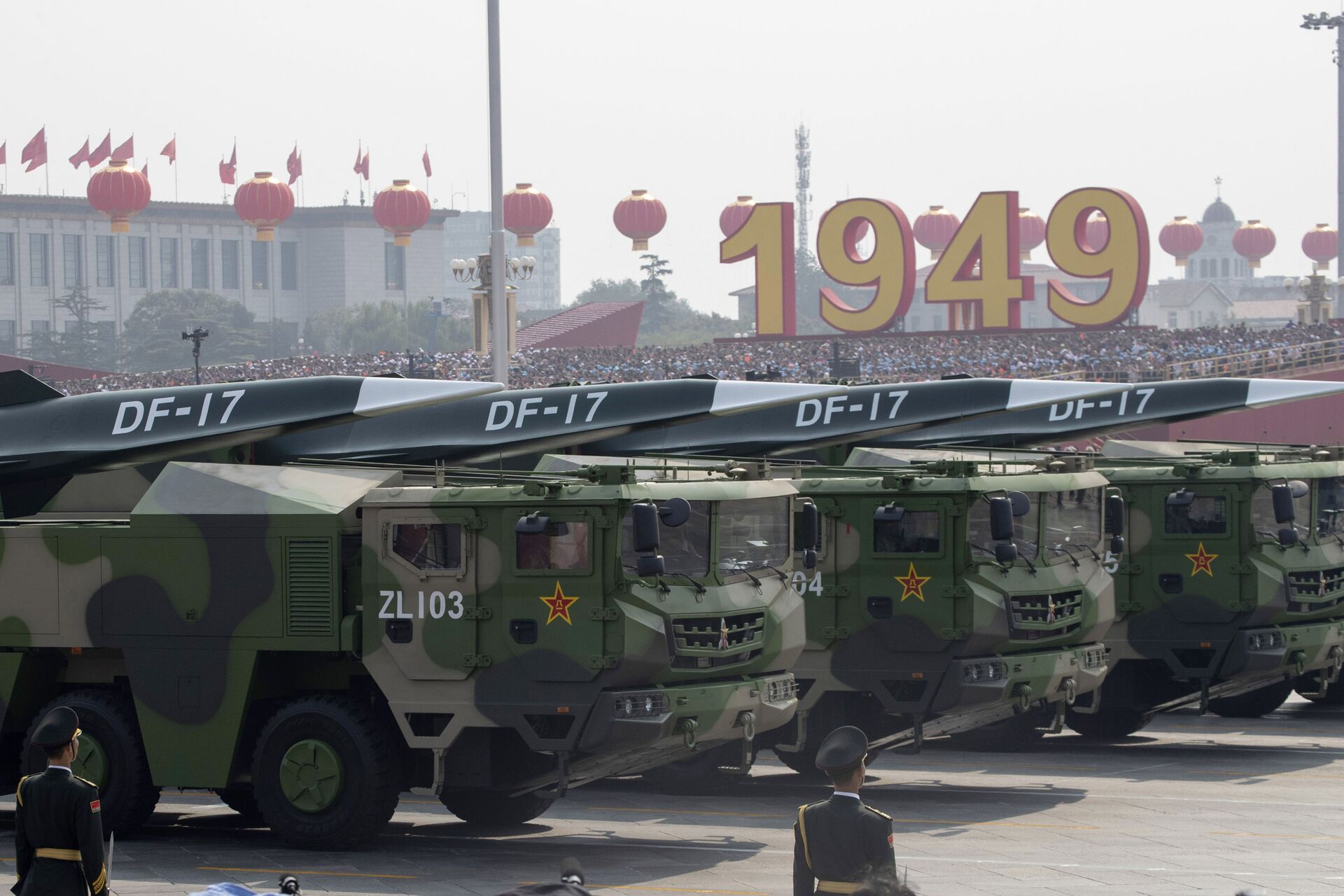 Chinese military vehicles carrying DF-17 roll during a parade to commemorate the 70th anniversary of the founding of Communist China in Beijing, Tuesday, Oct. 1, 2019.  - Sputnik International, 1920, 30.10.2021