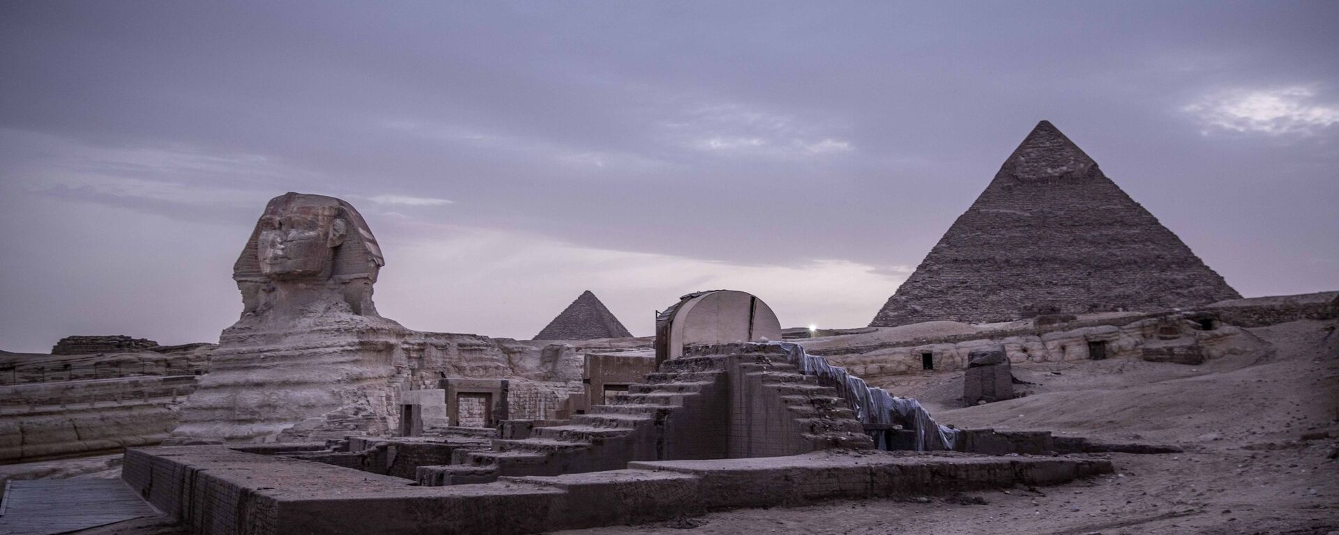 This March 30, 2020 file photo, shows the empty Giza Pyramids and Sphinx complex on lockdown due to the coronavirus outbreak in Egypt. In July, fearing further economic fallout, the government reopened much of society and welcomed hundreds of international tourists back to resorts, even as daily reported deaths exceeded 80. Restaurants and cafes are reopening with some continued restrictions, and masks have been mandated in public - Sputnik International, 1920, 28.02.2021
