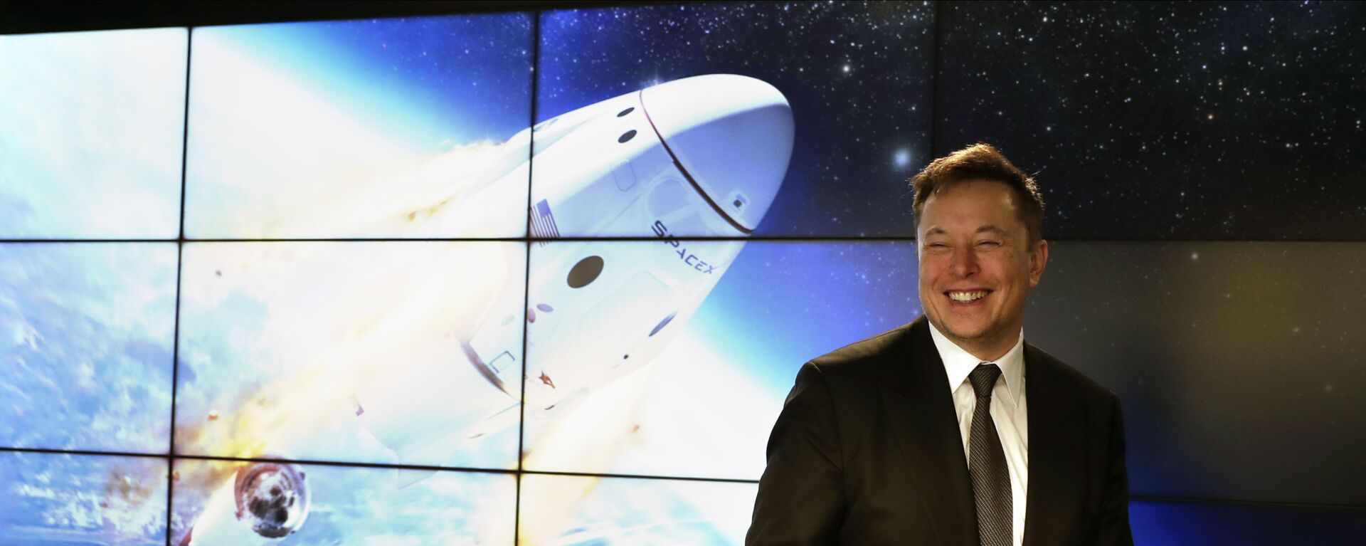 Elon Musk, founder, CEO, and chief engineer/designer of SpaceX speaks during a news conference after a Falcon 9 SpaceX rocket test flight to demonstrate the capsule's emergency escape system at the Kennedy Space Center in Cape Canaveral, Fla., Sunday, Jan. 19, 2020 - Sputnik International, 1920, 20.12.2020