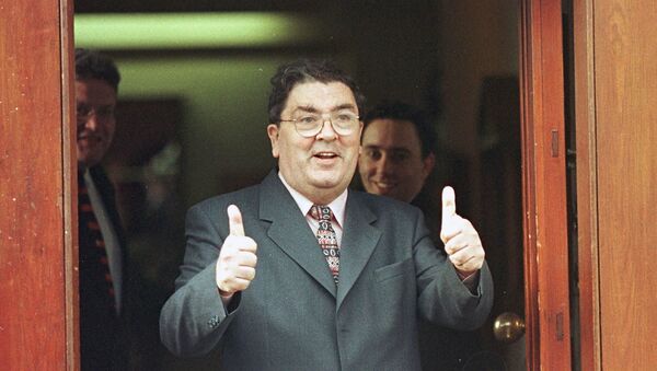 John Hume gives the thumbs up as Ireland votes on the Good Friday Agreement in 1998 - Sputnik International