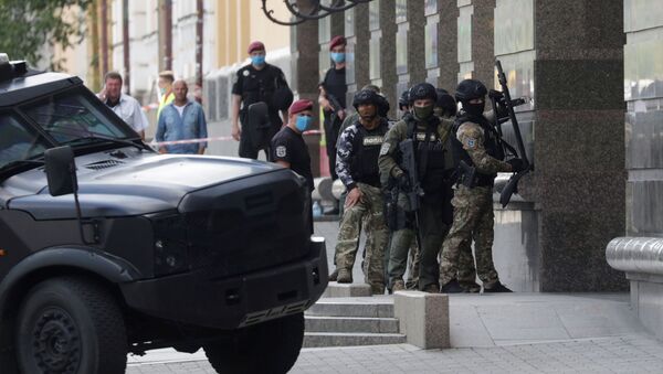 Members of a Ukrainian special forces unit are seen outside a building where an unidentified man reportedly threatens to blow up a bomb in a bank branch, in Kyiv, Ukraine August 3, 2020 - Sputnik International