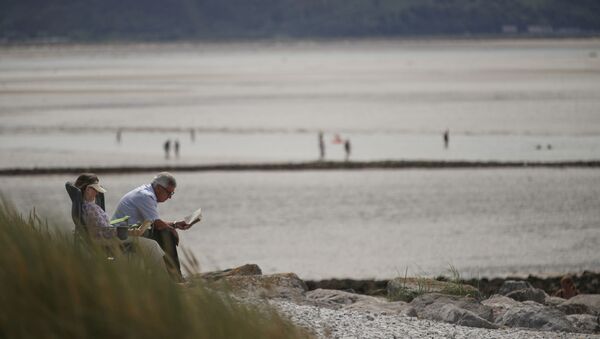 People enjoy the weather at the West Shore beach in Llandudno, Wales - Sputnik International