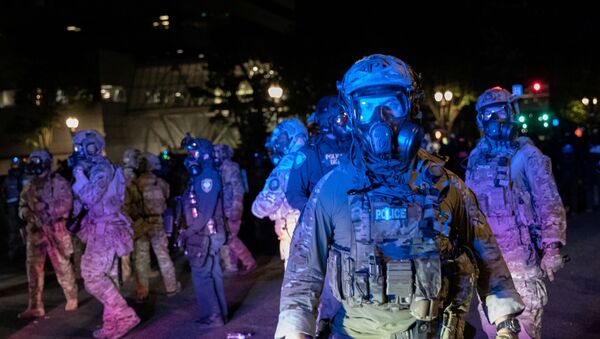 Federal law enforcement officers face off with protesters during a demonstration against police violence and racial inequality in Portland, Oregon, U.S., July 30, 2020 - Sputnik International