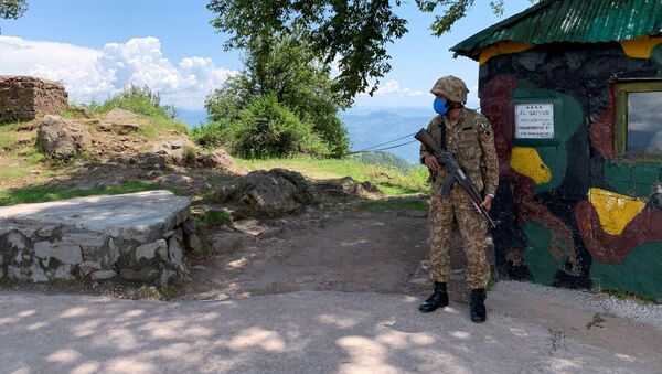 Pakistan Army soldier stands guard at a hilltop post during a trip organised by the army, near the Line of Control (LoC), in Charikot Sector, Kashmir July 22, 2020 - Sputnik International