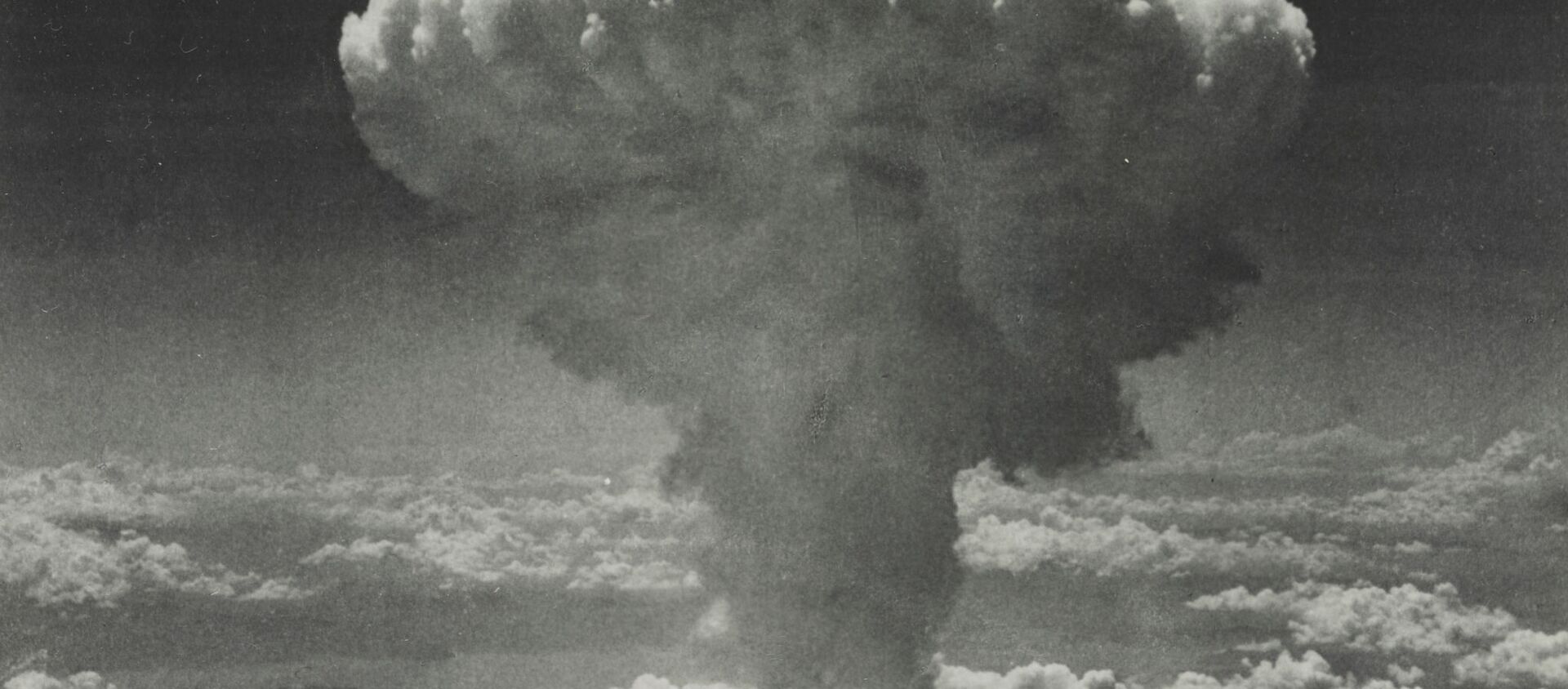Mushroom cloud over Nagasaki after US dropped atomic bomb codenamed Fat Man on 9 August  - Sputnik International, 1920, 06.08.2020