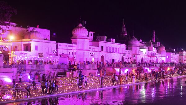 Hindu devotees light earthen lamps on the banks of the River Sarayu on the eve before the groundbreaking ceremony of the proposed Ram Temple in Ayodhya on August 4, 2020. - Sputnik International