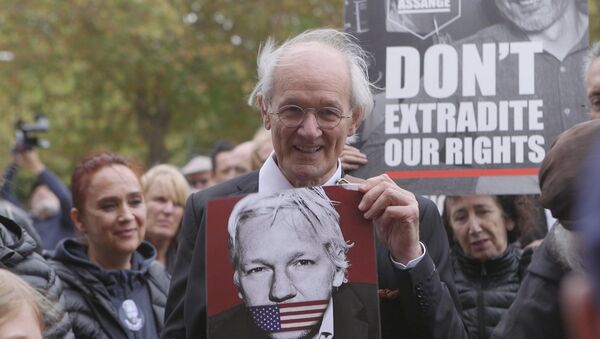 John Shipton holds placard of his son Julian Assange at rally - Sputnik International