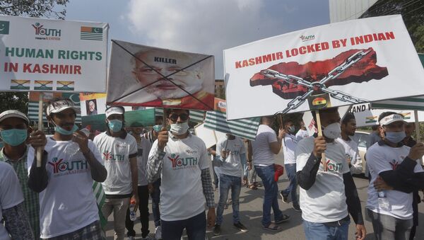 Members of the civil society group Youth Forum for Kashmir take part in a rally to show solidarity with Kashmiri people on the eve of first anniversary of India's decision to revoke the disputed region's semi-autonomy, in Lahore, Pakistan, Wednesday, Aug. 5, 2020 - Sputnik International
