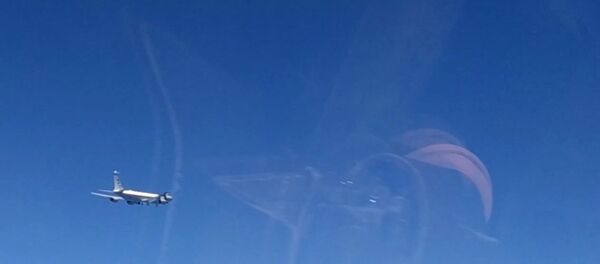 Su-27 Intercepts US Aircraft - Sputnik International