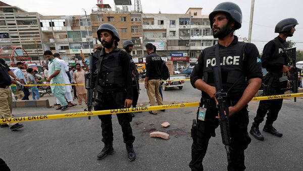 Police officers guard at the cordoned site in Karachi - Sputnik International