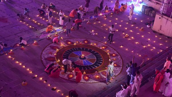 Hindu devotees light earthen lamps on the banks of the River Sarayu on the eve before the groundbreaking ceremony of the proposed Ram Temple in Ayodhya on August 4, 2020. - Sputnik International