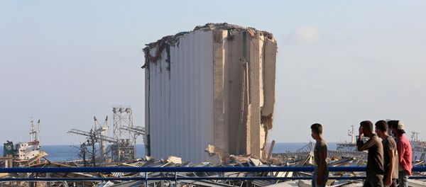 People walk near the site of Tuesday's blast in Beirut's port area, Lebanon August 6, 2020. REUTERS/Aziz Taher - Sputnik International