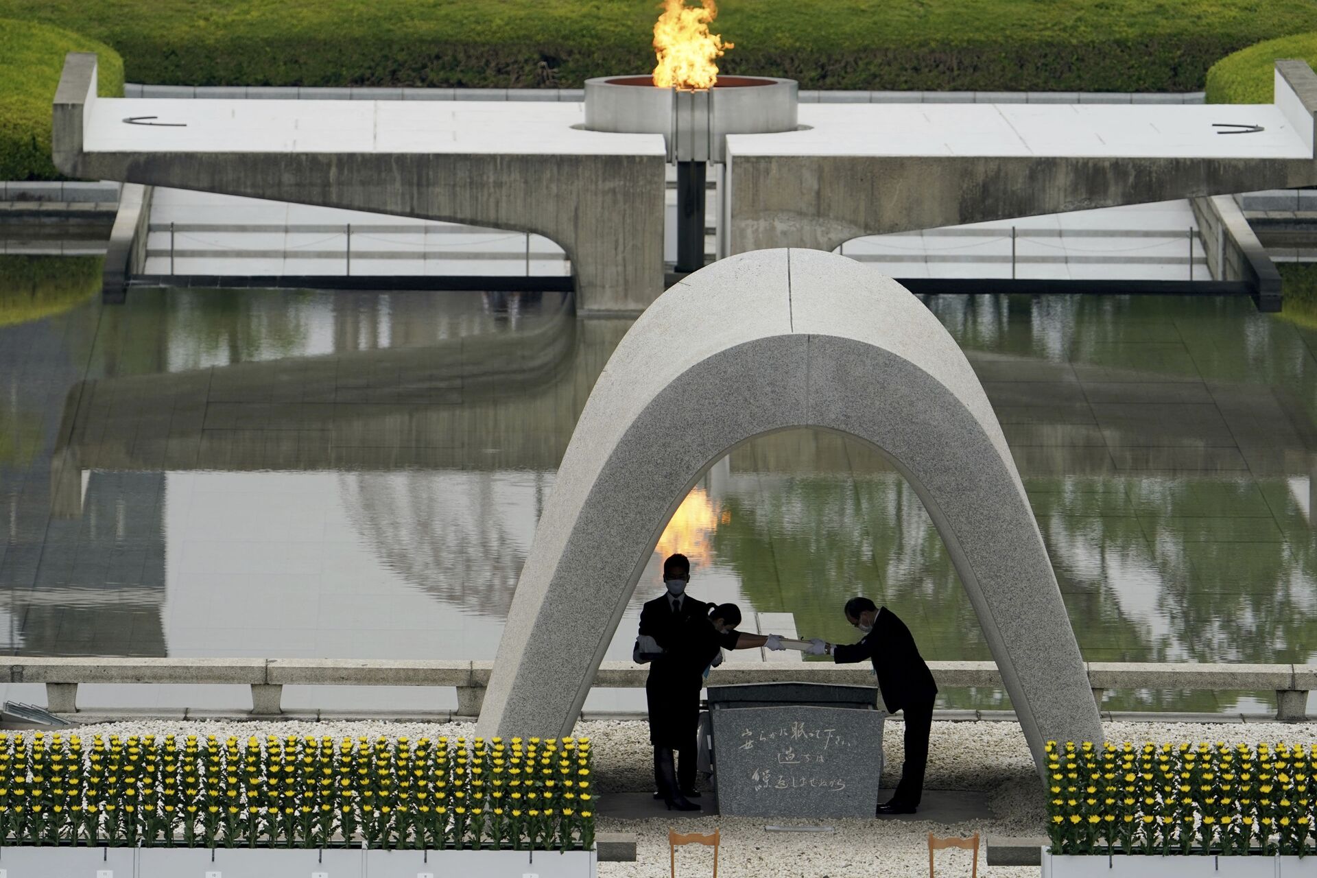 Kazumi Matsui, right, mayor of Hiroshima, and the family of the deceased bow before they place the victims list of the Atomic Bomb at Hiroshima Memorial Cenotaph during the ceremony to mark the 75th anniversary of the bombing at the Hiroshima Peace Memorial Park Thursday, Aug. 6, 2020, in Hiroshima, western Japan.  - Sputnik International, 1920, 25.10.2022