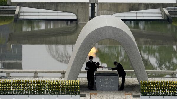 Kazumi Matsui, right, mayor of Hiroshima, and the family of the deceased bow before they place the victims list of the Atomic Bomb at Hiroshima Memorial Cenotaph during the ceremony to mark the 75th anniversary of the bombing at the Hiroshima Peace Memorial Park Thursday, Aug. 6, 2020, in Hiroshima, western Japan.  - Sputnik International