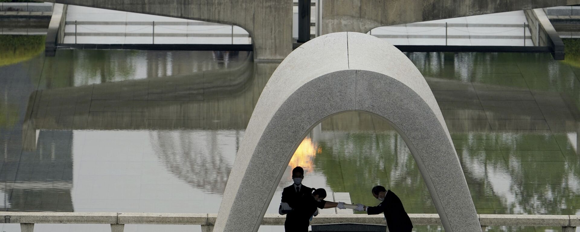 Kazumi Matsui, right, mayor of Hiroshima, and the family of the deceased bow before they place the victims list of the Atomic Bomb at Hiroshima Memorial Cenotaph during the ceremony to mark the 75th anniversary of the bombing at the Hiroshima Peace Memorial Park Thursday, Aug. 6, 2020, in Hiroshima, western Japan.  - Sputnik International, 1920, 06.08.2020