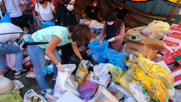Volunteers gather aid supplies to be distributed for those affected by Tuesday's blast in Beirut's port area, Lebanon August 5, 2020. REUTERS/Aziz Taher - Sputnik International