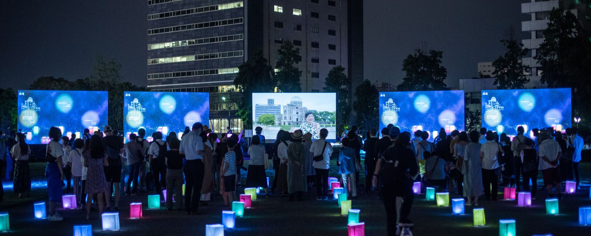 Visitors watch a screen (back C) displaying virtual lanterns as paper lanterns are placed to mark the 75th anniversary of the atomic bombing, at a park in in Hiroshima on August 6, 2020. - Japan on August 6, 2020 marked 75 years since the world's first atomic bomb attack, with the COVID-19 coronavirus pandemic forcing a scaling back of annual ceremonies to commemorate the victims. - Sputnik International, 1920, 06.08.2020