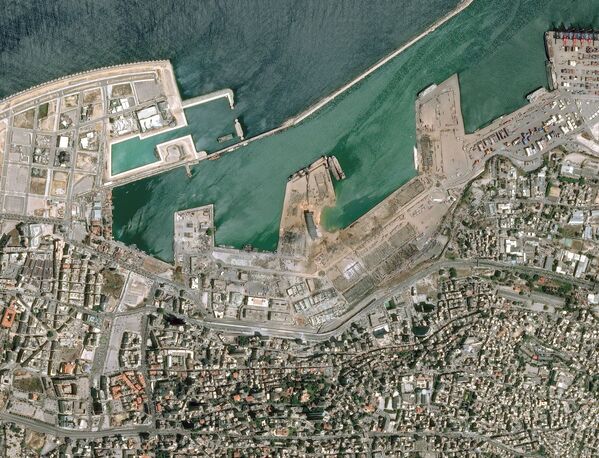 This handout satellite images courtesy of Cnes 2020 released on 5 August 2020 by Airbus DS shows a view of the port of the Lebanese capital Beirut on 5 August 2020 a day after a blast in a warehouse - Sputnik International