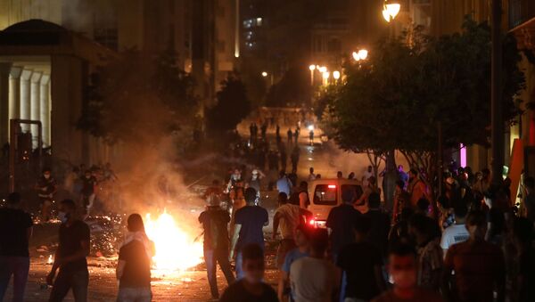 Demonstrators stand near burning fire during a protest near parliament, following Tuesday's blast in Beirut's port area, Lebanon August 7, 2020.  - Sputnik International