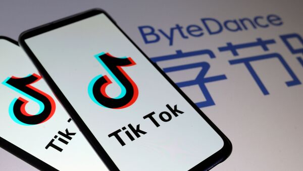 TikTok logos are seen on smartphones in front of a displayed ByteDance logo in this illustration taken November 27, 2019 - Sputnik International